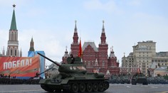 OBRAZOM: Vojenskú prehliadku v Moskve poznačilo nepriaznivé počasie. Objavil sa na nej iba jeden tank