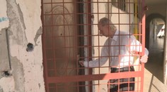 Sami si zrekonštruovali nájomný byt, ktorý im ničia vandali. Mesto im nechce dať peniaze na výmenu dverí