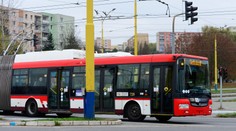 Slováci vo väčších mestách prechádzajú z áut do MHD. V menších je to však naopak