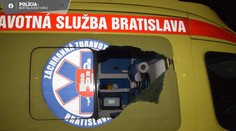 FOTO: Hodil kameň a rozbil okno na idúcej sanitke v Bratislave. Urobil to bezdôvodne, polícia ho už obvinila