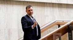Tarabu pobúrila dúhová vlajka so štátnym znakom. Polícia to odmietla riešiť