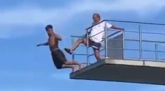 VIDEO: Zábery, ktoré šokovali internet. Plavčík v Rakúsku skopol zo skokanskej veže mladíka