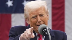 Svetová obchodná vojna prepukla naplno. Krajiny sa mi podlizujú a snažia sa dohodnúť, vyhlásil Trump