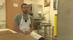 Z tyčiniek mal žalúdočné problémy, začal preto piecť vlastné. Vášnivý horolezec je v tom roky úspešný