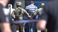 VIDEO: Muža, ktorý s granátom v ruke vnikol do vládnej budovy v Kyjeve, zadržala polícia