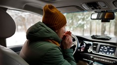 Cestujete v aute v zimnej bunde? Experti varujú, že to môže byť rozsudok smrti