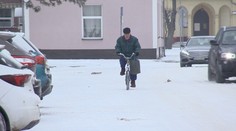 Veľkí odvážlivci v uliciach Piešťan: Šmykľavé cesty skúšali aj cyklisti, schytali štipľavé odkazy