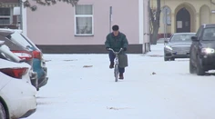 Veľkí odvážlivci v uliciach Piešťan: Šmykľavé cesty skúšali aj cyklisti, schytali štipľavé odkazy