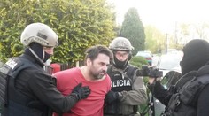 Zločinca Szabóa takto vytiahli zo skrýše. Bosého a v trenírkach