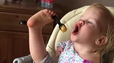 Dievčatko bez rúk, ktoré sa snaží naučiť jesť, dojíma milióny