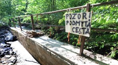 Opäť prudký lejak a nebezpečné krúpy. Trom okresom hrozia podvečer silné búrky