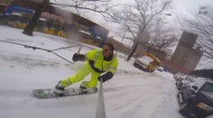 New York pod snehom a ulicami sa preháňa snowbordista