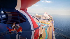 Plávajúce mesto so zábavnym parkom. Jediná výletná loď s horskou dráhou sa vydá na prvú plavbu