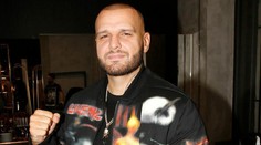 Toto by nikto nečakal. Svetoznámy spevák vysvetlil, ako je to medzi Jasminou a Rytmusom