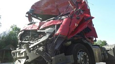 Na R1 sa prevrátil kamión plný dreva a do neho narazil ďalší. Cesta je už prejazdná