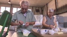 Pán Vojtech má 87 rokov a brigáduje vo fabrike. Chce si zarobiť na opravu fasády domčeka