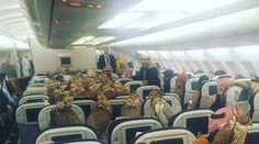Nič nezvyčajné: Iba 80 sokolov na sedadlách v lietadle vedľa cestujúcich