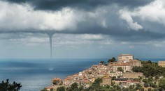 Na talianskej pláži sa podarilo nakrútiť vodné tornádo