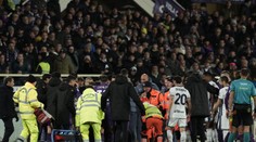 VIDEO: Chvíle hrôzy vo Florencii. Hráč si chcel vyzuť kopačku, náhle skolaboval. Zápas Serie A museli prerušiť
