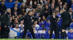 Chelsea v šlágri vyradila Manchester United, Conte s Mourinhom si skočili do vlasov