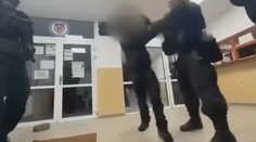 VIDEO: Jedna facka za druhou. Šokujúce zábery z Galanty, policajt bil tínedžera