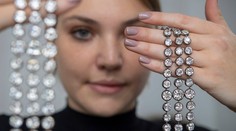 Cestovali časom. Dva diamantové náramky Márie Antoinetty vydražili za dvojnásobok očakávanej ceny