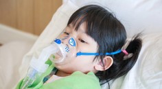 VIDEO: Trojročné dievčatko prišlo do nemocnice s nožom v hlave. Držala matku za ruku a kráčala bez zjavnej paniky