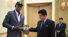 Dennis Rodman v Severnej Kórei daroval Trumpovu knihu Umenie urobiť dohodu