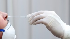 V stredu testovanie odhalilo 677 pozitívnych prípadov, počet hospitalizovaných naďalej klesá