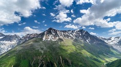 Padal stovky metrov. Slovenský lyžiar prežil v rakúskych Alpách pád do strmého žľabu