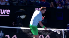 VIDEO: Totálny skrat bývalej svetovej jednotky. Medvedev raketou rozmlátil kameru