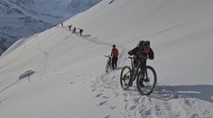 Slováci zdolali na bicykloch najvyššie turistické sedlo sveta. Bol medzi nimi aj náš kolega
