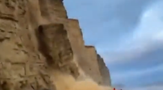 VIDEO: Zábery ako z dramatického filmu. Turisti len o chlp unikli padajúcemu útesu