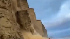 VIDEO: Zábery ako z dramatického filmu. Turisti len o chlp unikli padajúcemu útesu