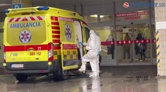 Koronavírus naberá na sile. Stúpajú už aj počty pacientov vo vážnom stave
