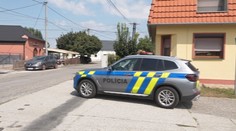 Prípad mŕtvej ženy, ktorú našli v byte vo Veľkom Mederi, je plný nejasností