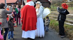 V Skalici zadržali Mikuláša, anjela a čerta. Miesto rozdávania sladkostí, kradli