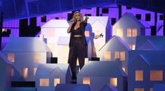 Nie všetko išlo na Brit Awards podľa plánu. Tanečník Katy Perry sa zrútil z pódia