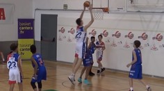 VIDEO: Obor medzi trpaslíkmi. Francúzsky basketbalista (12) smečuje bez výskoku