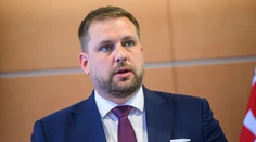 Minister pripustil zrušenie tendra na záchranky. Medzitým vyplávali ďalšie dôkazy o prepojení majiteľa EMS na Hlas