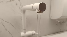 Účet za vodu príde aj tomu, kto ani neotvorí kohútik. Vodárenské spoločnosti zavádzajú nový fixný poplatok