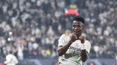 Real Madrid oslavuje zisk trofeje. Triumf nad Barcelonou zariadil Vinicius Junior