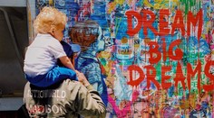 Jeho slávna manželka vytiahla päty z domu a on hneď spravil toto