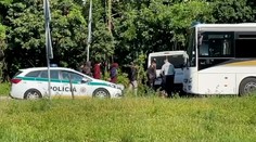 Autentické zábery z policajnej naháňačky v Bratislave: Dodávku zastavila až streľba, z auta povyskakovalo 26 migrantov