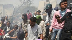 FOTO+VIDEO: Letelo nízko a po náraze vzbĺklo. Pozrite si zábery na lietadlo, ktoré sa zrútilo v Indii