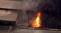 Po masívnom požiari sa prepadla jedna z najrušnejších diaľníc v Amerike