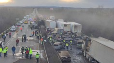 FOTO: Veľká nehoda v Maďarsku. Zrazili sa desiatky áut a päť kamiónov, zhorelo 19 vozidiel