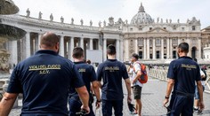 Pápež sa zasekol vo výťahu a zmeškal modlitbu. Vyslobodzovali ho hasiči