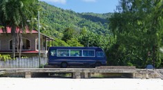 Vodič autobusu nezvládol riadenie a havaroval, zahynulo 45 ľudí