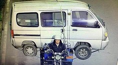 Možné len v Číne. Muž si na motocykle viezol dodávku